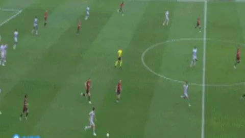 “库里父子巅峰较量，赛前与戴尔-库里深情交流”